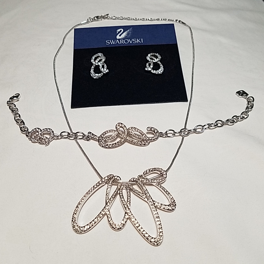 Elegant Swarovski set with necklace, bracelet and